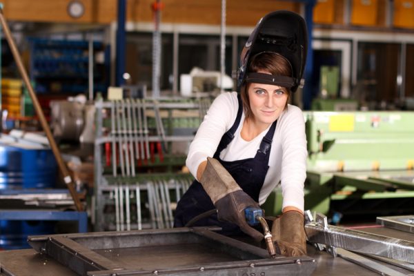 Metallbaufachhelfer bei der Arbeit